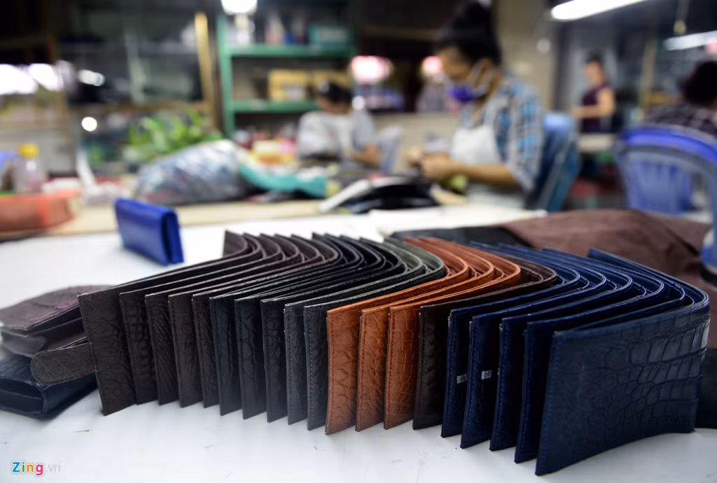 Sau đó công nhân bắt đầu thiết kế các sản phẩm như túi xách, ví, giày dép... Một chiếc bóp da cá sấu nam này có giá 2-4 triệu đồng được bán ngay tại quầy trưng bày sản phẩm của xưởng. Chủ xưởng cho biết dòng hàng này chủ yếu xuất sang một số nước châu Âu.