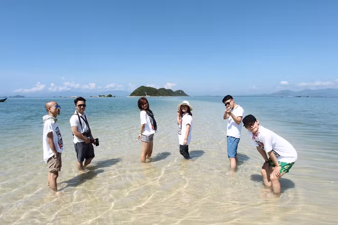 Ai cũng hớn hở đi thay đồ bơi, đầm maxi để tận hưởng ngay cái nắng cái gió ở nơi đây, biển xanh, cát trắng, nắng vàng chẳng ngoa. Được biết, thời điểm đẹp nhất để ghé thăm Điệp Sơn là từ tháng 12 đến tháng 6 vì dòng nước khá êm và trong xanh.