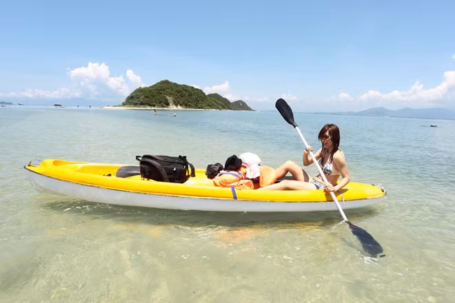 Không chần chừ thêm một phút giây nào, 20 người chúng tôi túa ra biển, chọn những góc toàn cảnh rộng để lưu lại những khoảnh khắc đẹp nhất trên đảo.