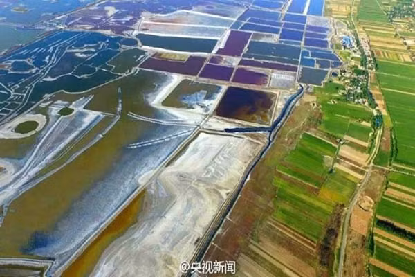 Hồ muối Vận Thành nằm tại thành phố Vận Thành, tỉnh Sơn Tây, Trung Quốc, còn được biết tới với tên gọi “Biển Chết” của Đại Lục. Đây chính là nơi cung cấp muối cho người dân Vận Thành trong suốt 4.000 năm qua và nằm trong danh sách hồ chứa natri sunfat lớn thứ 3 trên thế giới. Để tới hồ muốn Vận Thành, từ Hà Nội hoặc TP HCM, các bạn có thể bắt chuyến bay tới Bắc Kinh hoặc Thượng Hải, sau đó tiếp tục nối chuyến tới Vận Thành. Ngoài tác dụng cung cấp muối, những cánh đồng muối nhân tạo của Hồ Vận Thành còn trở thành điểm hút du lịch nổi tiếng bởi có vẻ đẹp lung linh, nhiều màu sắc, từ xanh, đỏ, tím hồng, cam, vàng... vô cùng rực rỡ.