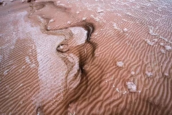 Hiện tượng tạo nên sự đặc trưng của Hồ Vận Thành được cho là do nhiệt độ trong vùng tăng cao khiến hơi nước bốc hơi nhanh, làm cho lượng chất khoáng và hàm lượng muối trong hồ thay đổi khiến nước hồ chuyển thành nhiều màu sắc khác nhau như hồng, đỏ tươi, nâu, xanh lá cây, vàng nhạt… Chính vì thế, vào mùa nóng, hồ muối càng thu hút khách du lịch tới chiêm ngưỡng bởi cảnh sắc đặc biệt này. Nếu có cơ hội hãy đến thăm hồ muối Vạn Thành để tận mắt chiêm ngưỡng vẻ đẹp nơi đây và dĩ nhiên đừng bỏ qua cơ hội giữ lại cho mình một bộ ảnh long lanh.