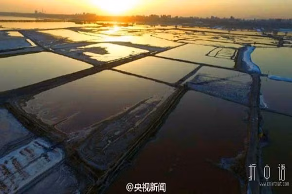 Nếu như những hồ muối khác làm du khách ngưỡng mộ bởi bàn tay chăm chỉ của con người tạo nên thì hồ muối Vận Thành hoàn toàn là kiệt tác của thiên nhiên. Đứng giữa hồ muối du khách sẽ ngỡ mình đang bay bổng giữa bầu trời rộng lớn xung quanh là những bức tranh kính đủ màu sắc sặc sỡ, lung linh.