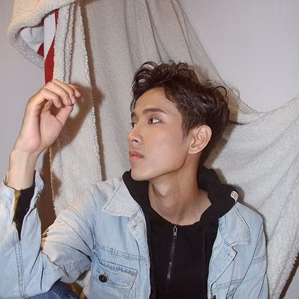 Anh được biết đến là diễn viên tài năng, nổi tiếng và giàu có. Sự nghiệp của nam diễn viên không chỉ phát triển mạnh ở Trung Quốc mà anh còn vươn tới Hollywood.