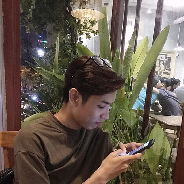 Gương mặt của nam sinh qua góc nhìn nghiêng.