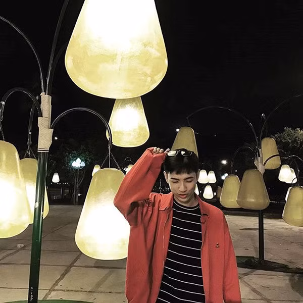 Hiện, ngoài học tập, Hữu Phước làm thêm để có thu nhập trang trải học phí. Ước mơ của chàng trai quê Quảng Bình là du học Đài Loan, tìm hiểu sâu hơn về chuyên ngành ngôn ngữ. Ngô Diệc Phàm (27 tuổi), nghệ danh Kris, là nam ca sĩ, diễn viên người Canada gốc Trung Quốc, cựu thành viên nhóm nhạc đình đám EXO.