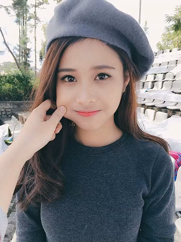 Sau khi clip du lịch Đà Lạt được chia sẻ, Dung nhận được khá nhiều lời mời kết bạn, đặc biệt có nhiều bạn trai nhắn tin và gửi những lời khen ngợi đến diễn xuất tự nhiên của người đẹp 9X trong clip.