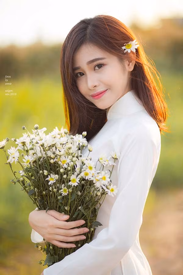 'Clip được quay nhân dịp sinh nhật 19 tuổi của mình. Khi quay, mình và chị đạo diễn không hề có ý tưởng gì hết. Mọi thứ đều tự nhiên và không có sắp đặt. Trong clip thật ra cũng không có gì gọi là diễn cả bởi bình thường mình cũng nghịch như vậy' - Dung chia sẻ.