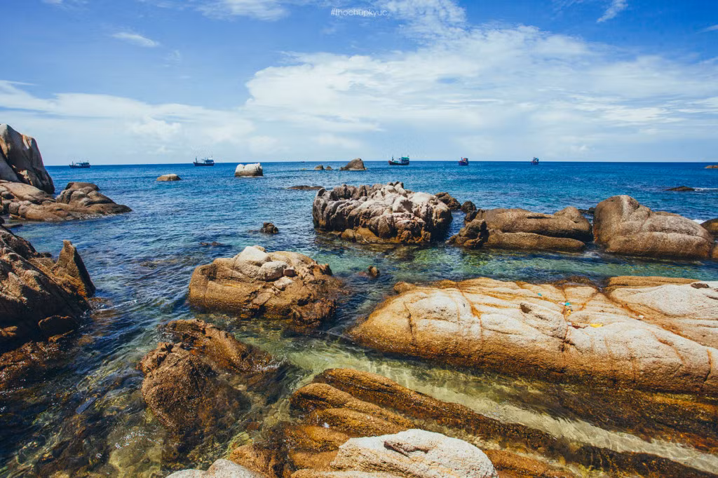 Biển xanh mát, nước trong thấy tận đáy...