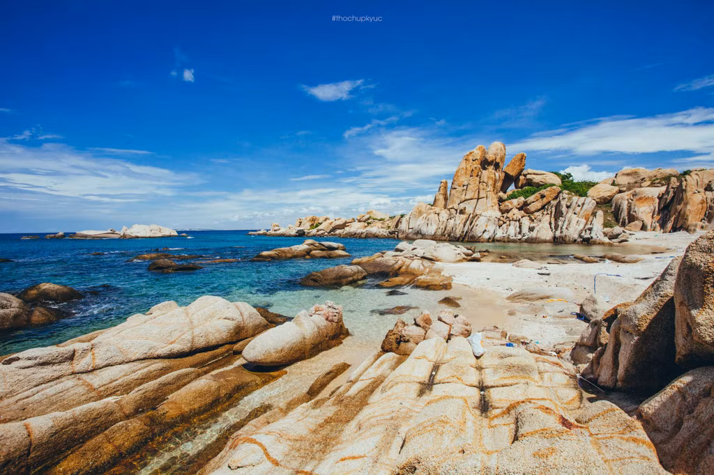 Những khe đá được bào mòn bởi sóng biển đẹp mắt.