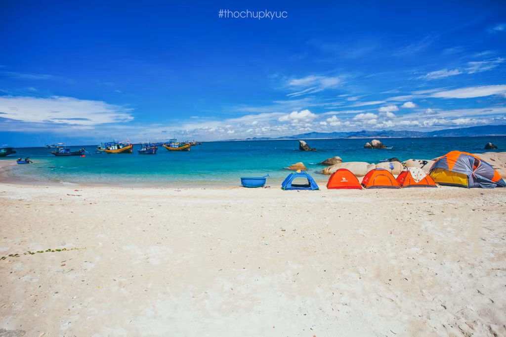 Sau một giờ trên biển, chúng tôi đã có mặt ở Đảo Câu. Mọi người đều thích thú khi đi dạo một vòng bờ biển. Cắm trại ở đây cũng là trải nghiệm đáng thử.