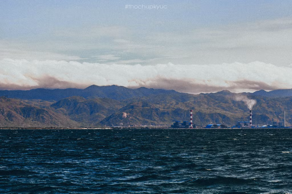 Phía xa xa là nhà máy nhiệt điện Vĩnh Tân.