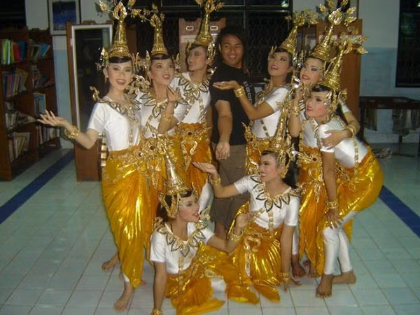 Mọi thứ gần như sụp đổ khi Bow bị chính người bạn trai của mình lừa đảo hết tiền bạc và những vật dụng có giá trị. Cảm thấy bế tắc, Bow nhiều lần muốn tự tử. Cùng lúc đó, khát khao tìm lại giới tính trỗi dậy mạnh mẽ, điều gì đó đã thôi thúc Bow di chuyển từ làng quê nghèo đến thành phố xa hoa BangKok để xin tư vấn phẫu thuật thẩm mỹ. Tuy nhiên, Bow chết lặng vì chi phi phẫu thuật lúc đó là số tiền chỉ có trong mơ.