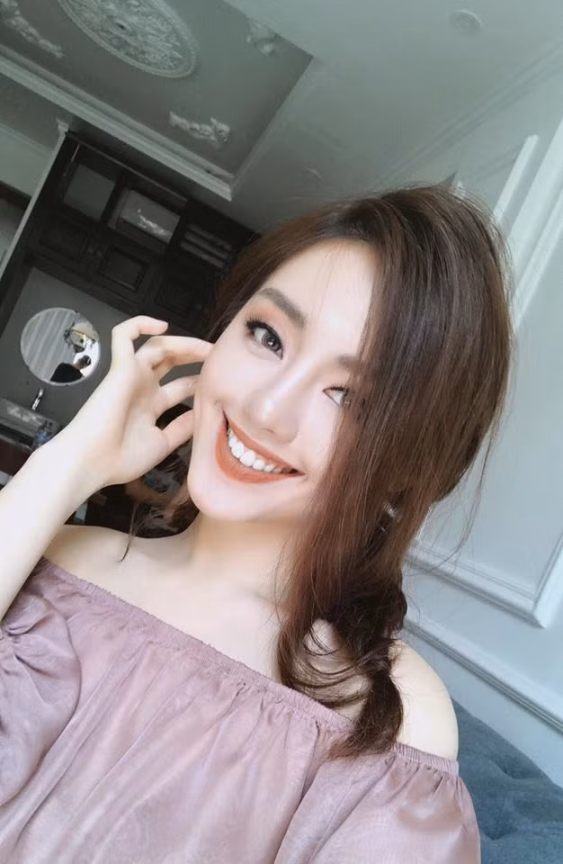 Tuy không nổi bật về chiều cao nhưng bù lại Khánh Linh có khuôn mặt "tỉ lệ vàng" cùng với số đo ba vòng hấp dẫn.