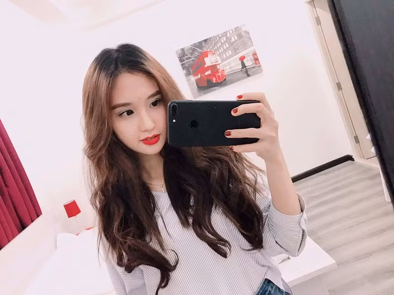 Sở hữu chiều cao 1m7, cùng gương mặt quá “ăn ảnh” nên cô gái Đồng Nai này sớm lọt vào mắt xanh của các nhãn hàng thời trang, studio…