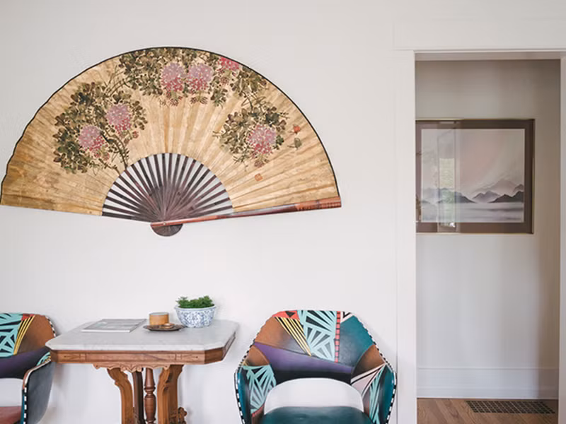 Nên đặt quạt tại hướng Tây Nam hoặc Đông Bắc, theo ngũ hành Hỏa sinh Thổ nên rất tốt.