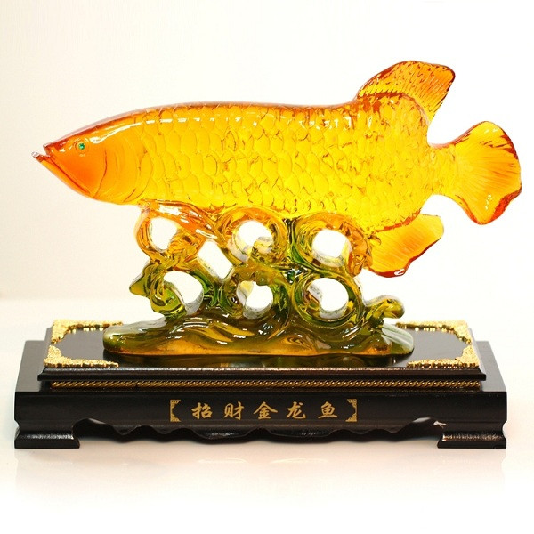  Cá rồng phong thủy. Trong phong thủy, cá rồng vàng là biểu tượng cho sự giàu có, may mắn và hạnh phúc. Cá rồng với những chiếc vảy cứng khiến người ta liên tưởng đến những đồng tiền vàng. 