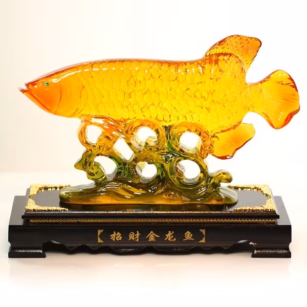  Cá rồng phong thủy. Trong phong thủy, cá rồng vàng là biểu tượng cho sự giàu có, may mắn và hạnh phúc. Cá rồng với những chiếc vảy cứng khiến người ta liên tưởng đến những đồng tiền vàng. 