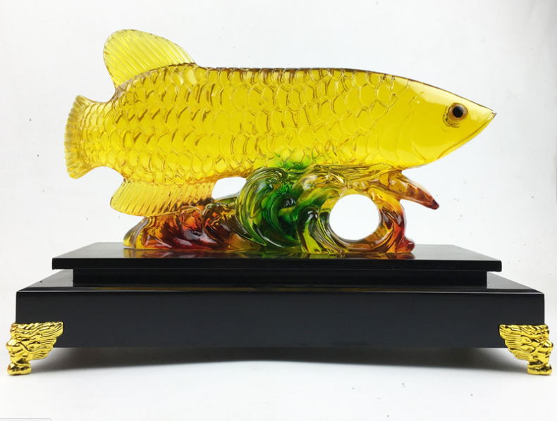 Bạn nên đặt cá rồng vàng trên bàn làm việc hoặc vị trí trang trọng trong ngôi nhà. Nếu nuôi cá rồng thì nên đặt bể cá ở vị trí đẹp và thường xuyên lau dọn khu vực này.