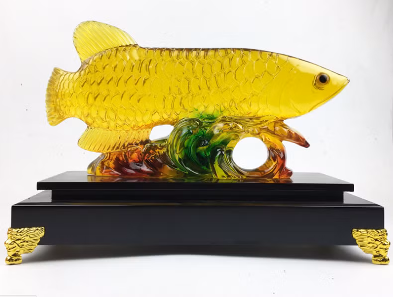 Bạn nên đặt cá rồng vàng trên bàn làm việc hoặc vị trí trang trọng trong ngôi nhà. Nếu nuôi cá rồng thì nên đặt bể cá ở vị trí đẹp và thường xuyên lau dọn khu vực này.