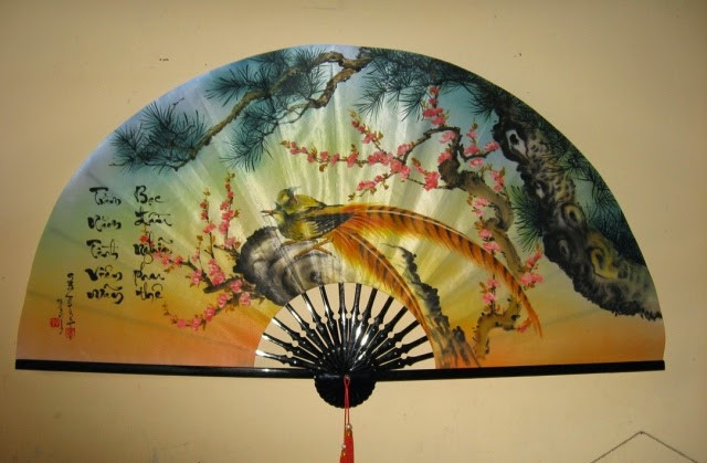  Quạt phong thủy. Vì màu đỏ là màu may mắn theo quan niệm của người Á Đông nên những chiếc quạt giấy thường có màu đỏ. Màu đỏ thuộc hành Hỏa, đặt ở 8 phương vị khác nhau sẽ gây ra những ảnh hưởng riêng biệt. Nếu không hòa hợp về ngũ hành của phương vị thì có thể gây ra ảnh hưởng không tốt về phong thuỷ. 