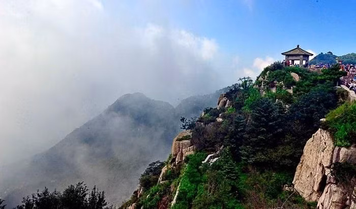 Thái Sơn có núi non trập trùng, vách đá dựng đứng, rừng cây cổ thụ cứng cáp xanh tươi, những thác nước trong vắt tựa như những dòng suối ngọc chảy giữa đất trời lung linh huyền ảo.