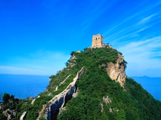 Trên đỉnh dãy núi này có rất nhiều đình đài miếu mạo và các công trình kiến trúc độc đáo khác bao gồm 20 quần thể kiến trúc, hơn 2.000 di tích lịch sử văn hóa, nhiều bút tích của các văn nhân. Đền Đại, đầm Vương Mẫu, cửa Nam Thiên, đền Bích Xá, cung Đâu Mẩu, lầu Xích Thiên... đều là các công trình kiến trúc cổ nổi tiếng và có giá trị nghệ thuật.