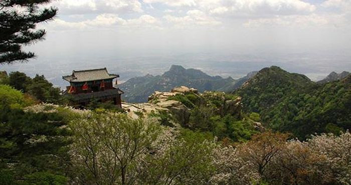 Đứng trên đỉnh của ngọn Ngọc Hoàng sẽ thấy thế núi trùng điệp dưới chân. Nếu đến đây vào những ngày đẹp trời du khách sẽ có cơ hội chiêm ngưỡng sông Hoàng Hà lấp lánh ánh vàng, những đám mây lãng đãng trên đỉnh núi và phủ khắp Thái Sơn.