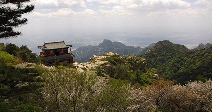 Đứng trên đỉnh của ngọn Ngọc Hoàng sẽ thấy thế núi trùng điệp dưới chân. Nếu đến đây vào những ngày đẹp trời du khách sẽ có cơ hội chiêm ngưỡng sông Hoàng Hà lấp lánh ánh vàng, những đám mây lãng đãng trên đỉnh núi và phủ khắp Thái Sơn.