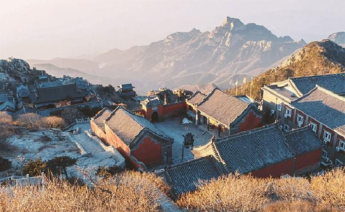 Núi Thái Sơn được người Trung Hoa tôn xưng là “Hoa Hạ thần sơn” (Núi thiêng ở xứ Hoa Hạ - Trung Quốc). (Ảnh: TL).