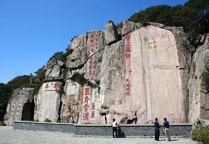 Thái Sơn được cho chính là nơi cát tường phát sinh của muôn vật, biểu trưng cho quyền lực chính trị của vua chúa. Vì vậy, đây là ngọn núi linh thiêng nhất, được xếp thứ 1 trong 5 ngọn núi cao nhất (hay còn được gọi với cái tên Ngũ nhạc của Trung Quốc, bao gồm 5 ngọn núi lớn: Thái Sơn, Hằng Sơn, Hành Sơn, Hoa Sơn, Tung Sơn).