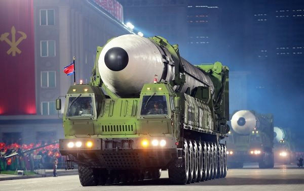 Về ICBM mới nhất của Triều Tiên, lễ duyệt binh hôm 10/10 là lần đầu tiên nó được công bố trước công chúng. Giới quan sát, các chuyên gia quân sự đã nhanh chóng nhận thấy, loại ICBM mới này có kích thước lớn hơn Hwasong-15 trước đó.