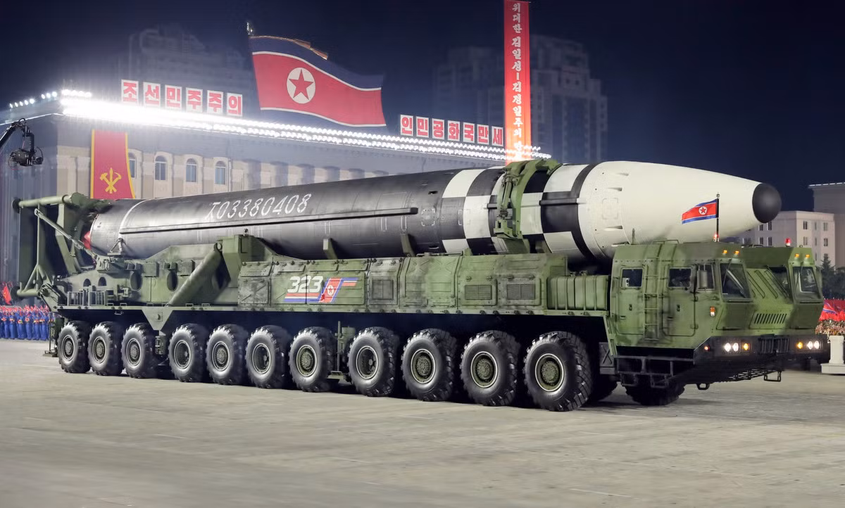 Hãng thông tấn Yonhap của Hàn Quốc ngày 12/10 đưa tin, cựu Bộ trưởng Thống nhất Kim Yeon Chul phát biểu trong một chương trình phát thanh địa phương về khả năng Triều Tiên sẽ phóng tử tên lửa đạn đạo xuyên lục địa (ICBM) mới nhất. Và đây chính là loại tên lửa đạn đạo vừa được Triều Tiên ra mắt lần đầu tiên trong đêm duyệt binh lịch sử 10/10 vừa qua.