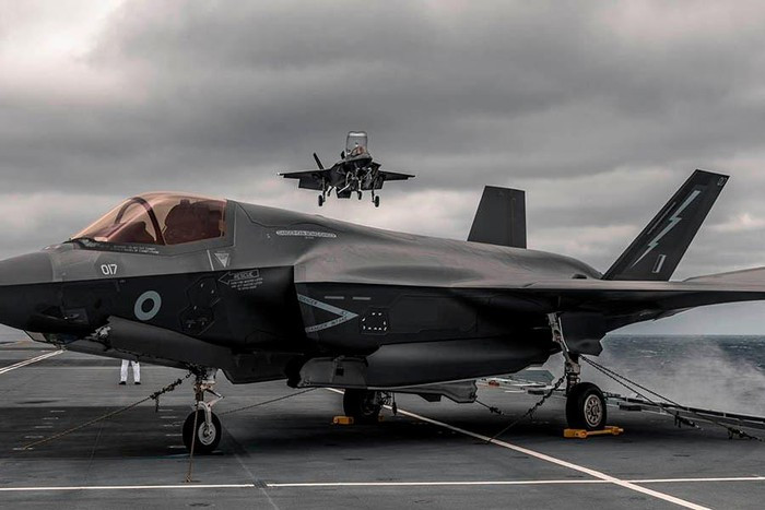 “Một mẫu mà chúng tôi đang xem xét là tàu tấn công đổ bộ của Mỹ, được trang bị hơn một chục chiếc F-35B. Các tàu sân bay hạng nhẹ tạo thêm năng lực để thực hiện các nhiệm vụ hàng ngày và giải phóng các tàu sân bay siêu cấp cho các cuộc chiến đấu quan trọng hơn”, Bộ trưởng Esper nói.