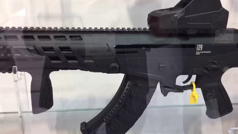 Phần ốp tay nắm của súng thay đổi được một cách dễ dàng theo nhu cầu của người sử dụng, bên trong có một khoang không thấm nước để chứa pin cho kính ngắm điểm đỏ.