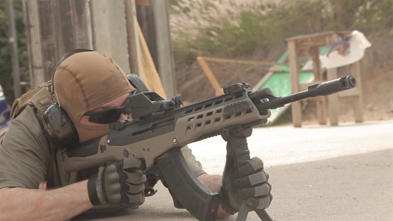 Hiện tại AK Alfa đang được sản xuất với 2 biến thể: AKL và AKS có nòng dài lần lượt là 415 mm và 314 mm (tương ứng với trọng lượng 3,5 kg và 3,175 kg). Khẩu AK Alfa vẫn sử dụng cỡ đạn truyền thống 7,62 x 39 mm, nó tương thích với tất cả các hộp tiếp đạn kiểu cũ cũng như loại mới hơn do US Palm hay Magpul chế tạo.