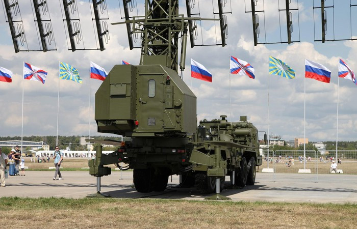 Hơn nữa vẫn chưa rõ nguyên nhân tại sao chiếc máy bay không người lái vũ trang thực hiện cuộc tấn công nói trên lại dễ dàng qua mặt đài radar 55Zh6M.