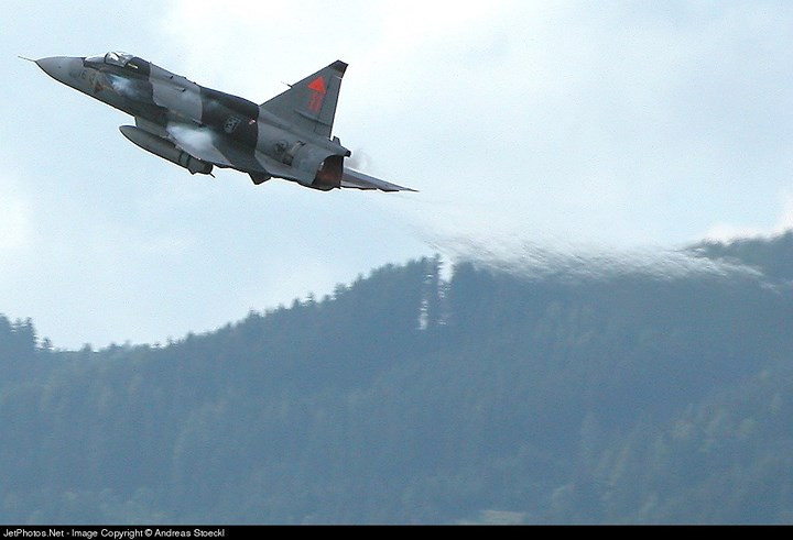 JA 37 được ghi nhận là chiếc tiêm kích đa nhiệm duy nhất tính đến thời điểm này đã "khóa" thành công máy bay trinh sát nhanh nhất thế giới SR-71 Blackbird.