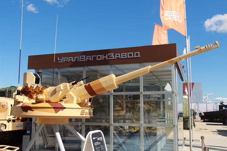 Kíp vận hành của AU-220M chỉ vào khoảng hai người, trong khi đó dành cho toàn tổ hợp Derivation-PVO là ba người. Điều này cho thấy một phần nào đó khả năng tối ưu hóa hệ thống chiến đấu trên tổ hợp pháo phòng không tự hành này. Nguồn ảnh: army-news.ru.