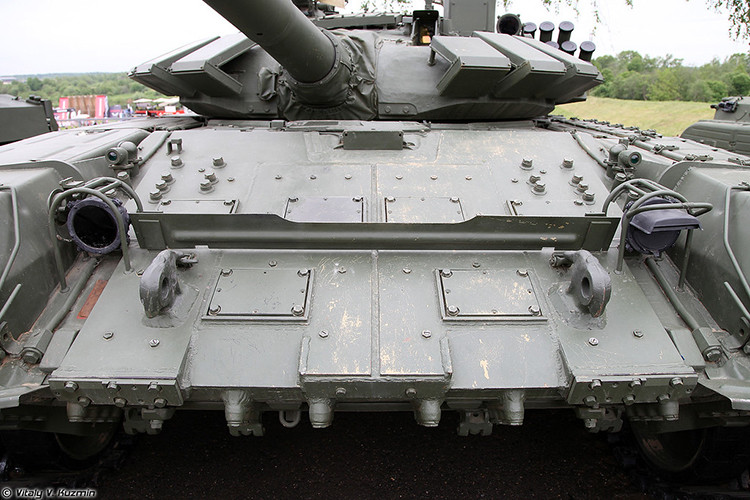 Hỏa lực của T-72B3 vẫn là pháo nòng trơn 2A46 125mm tương tự như các biến thể T-72 khác, nhưng được trang bị máy nạp đạn tự động tốt hơn các thế hệ trước. Trong đó, 22 viên nằm trong máy nạp đạn, số còn lại 23 viên được chứa bên trong xe. Nguồn ảnh: Vitaly-Kuzmin.