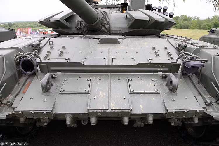 Hỏa lực của T-72B3 vẫn là pháo nòng trơn 2A46 125mm tương tự như các biến thể T-72 khác, nhưng được trang bị máy nạp đạn tự động tốt hơn các thế hệ trước. Trong đó, 22 viên nằm trong máy nạp đạn, số còn lại 23 viên được chứa bên trong xe. Nguồn ảnh: Vitaly-Kuzmin.