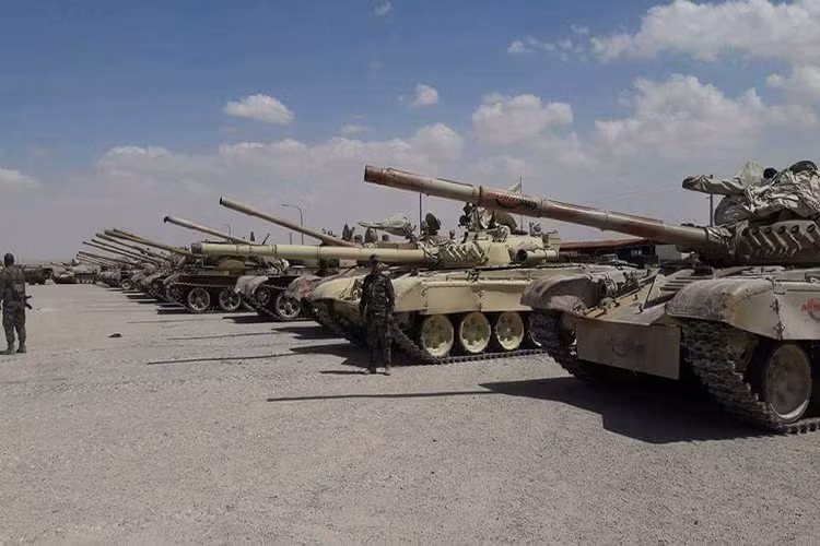 Hình ảnh dàn xe tăng T-55, T-62 và T-72 Quân đội Syria vừa thu giữ được. Ảnh: SANA.