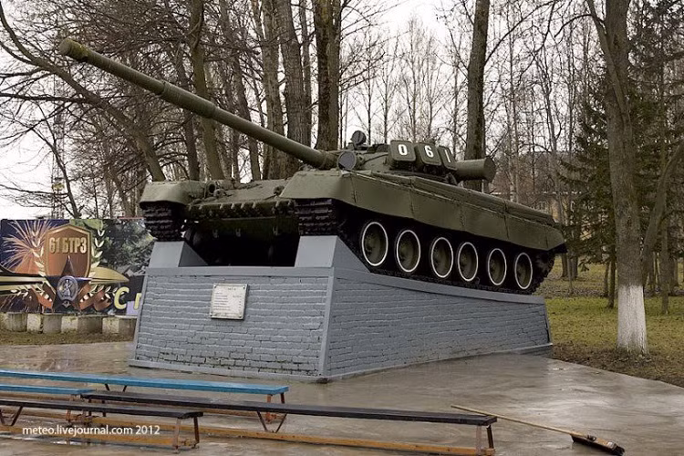 Nằm cách thành phố Saint Petersburg khoảng 30 km là làng Strelna, nơi đặt Phân xưởng số 61 của nhà máy sửa chữa xe tăng, nơi những chiếc xe tăng T-80 của Quân đội Nga được đưa đến để hiện đại hóa. Nguồn ảnh: Mary Gelman