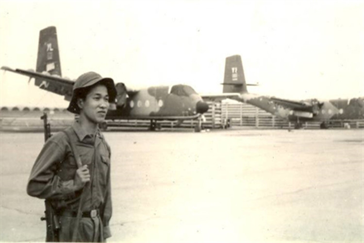 Trong hình là bức ảnh của phóng viên Nguyễn Xuân Át chụp tại căn cứ không quân Đà Nẵng thời điểm tháng 3/1975, có thể nhìn thấy rất rõ phía sau chiến sĩ Quân giải phóng là 2 máy bay vận tải hạng nhẹ C-7 Caribou. Nguồn ảnh: Nguyễn Xuân Át.