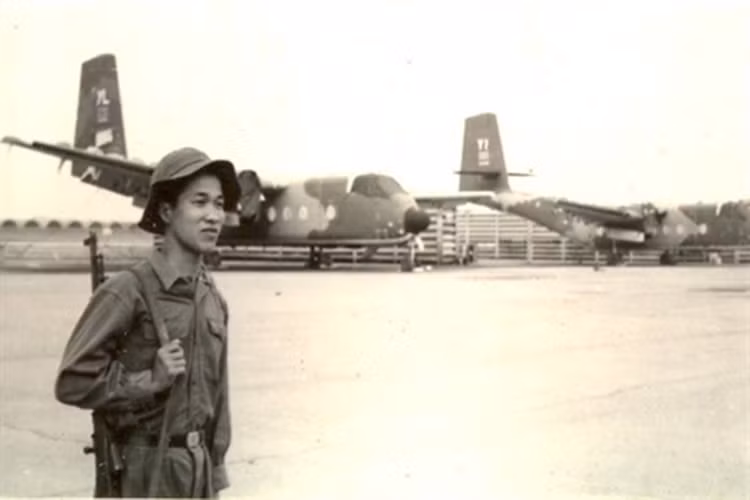 Trong hình là bức ảnh của phóng viên Nguyễn Xuân Át chụp tại căn cứ không quân Đà Nẵng thời điểm tháng 3/1975, có thể nhìn thấy rất rõ phía sau chiến sĩ Quân giải phóng là 2 máy bay vận tải hạng nhẹ C-7 Caribou. Nguồn ảnh: Nguyễn Xuân Át.