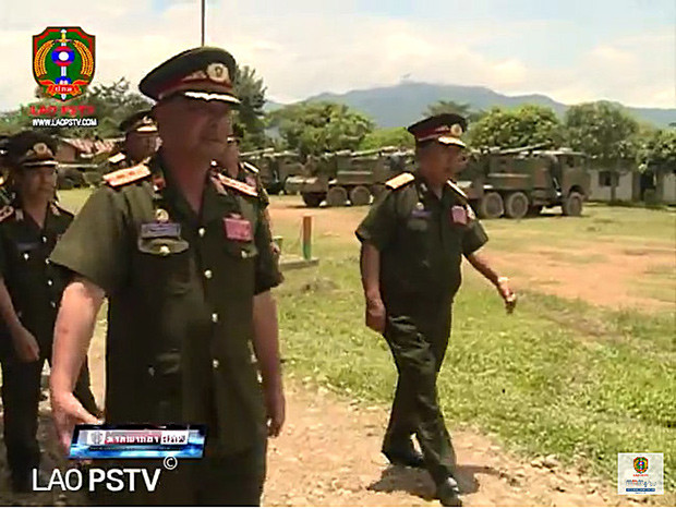 Trong ảnh, các sĩ quan Quân đội Lào tham quan đơn vị pháo binh trang bị CS/SH-1. Hiện vẫn chưa rõ số lượng CS/SH-1 mà Lào nhận được từ Trung Quốc, và liệu rằng số pháo này được Lào mua của Trung Quốc hay là hàng viện trợ. Nguồn ảnh: LaoPSTV