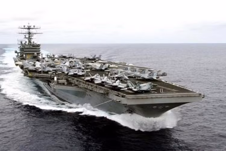 Chiều dài cơ bản của một chiếc Nimitz là 332,9m; mớn nước 11,8m; rộng 76,8m; cao 76m với 9 tầng nổi và 8 tầng chìm (tính từ kho chứa máy bay); nhân viên 5.500 người. Kho chứa máy bay dài 208m, rộng 33m, cao 8m. Thời gian máy bay di chuyển từ kho lên mặt boong và đến khi cất cánh vào khoảng 15-20 phút/chiếc.