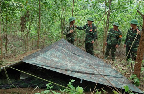 Bộ đội ngủ nghỉ dưới hầm âm.