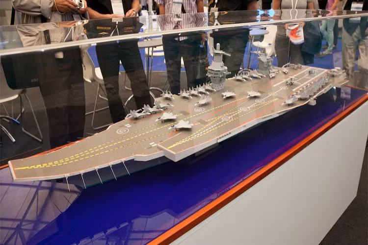 Siêu tàu sân bay hạt nhân của Nga vẫn là một mô hình ở trong tủ kính. Ảnh: Sputnik.