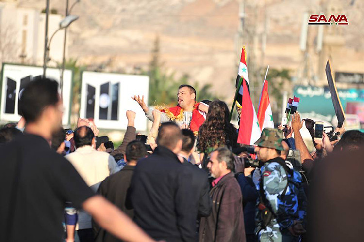 Theo Thông tấn Syria SANA, sáng 14/4 hàng nghìn người dân Syria đã đổ ra đường ăn mừng chiến thắng của lực lượng phòng không nước này khi ngăn chặn thành công đợt tấn công của tên lửa Mỹ và Đồng Minh trong đêm trước đó. Nguồn ảnh: SANA.