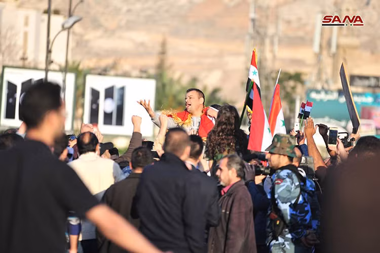 Theo Thông tấn Syria SANA, sáng 14/4 hàng nghìn người dân Syria đã đổ ra đường ăn mừng chiến thắng của lực lượng phòng không nước này khi ngăn chặn thành công đợt tấn công của tên lửa Mỹ và Đồng Minh trong đêm trước đó. Nguồn ảnh: SANA.